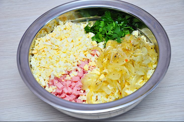 Картофельная запеканка с ветчиной, сметаной и яйцами