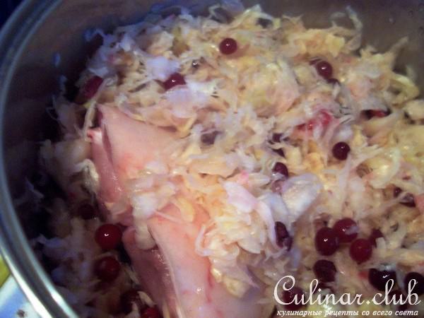 Рулька тушенная с квашеной капустой