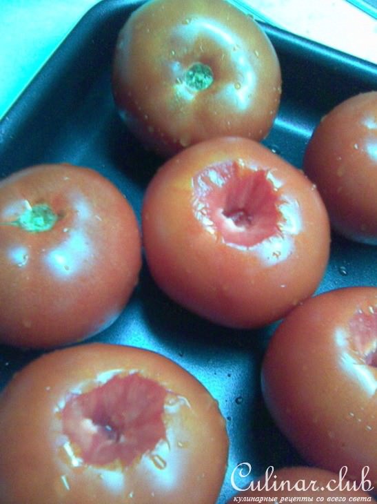 Помидоры печеные с куриными колбасками, перцем и пряными травами