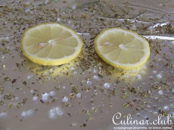 норвежская скумбрия с лимоном и орегано, запеченная в фольге
