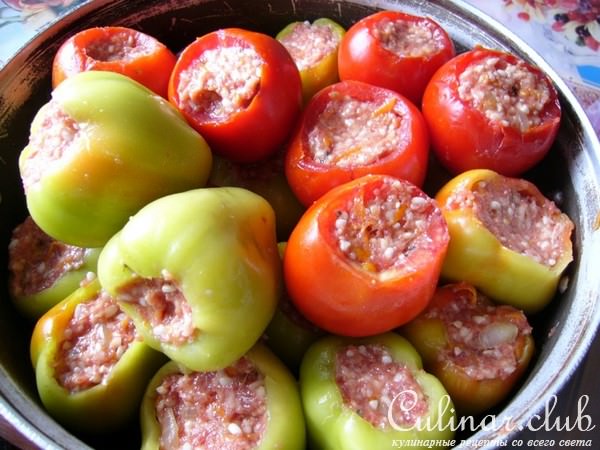 Помидоры и перец фаршированные мясом и рисом