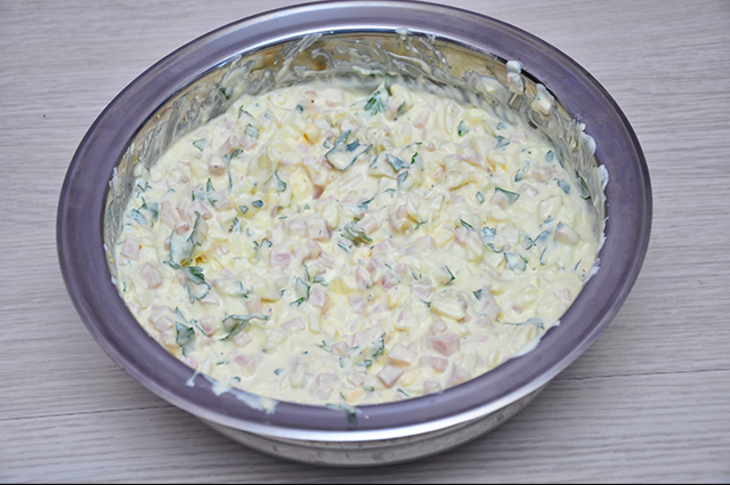 Картофельная запеканка с ветчиной, сметаной и яйцами