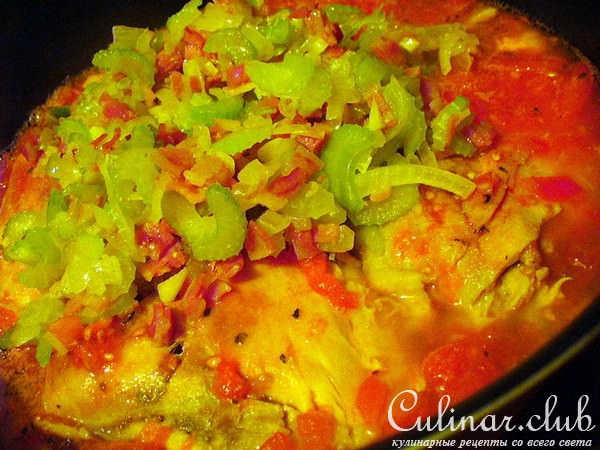 Курочка с томатами и фасолью