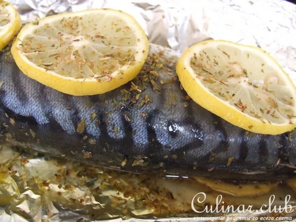 норвежская скумбрия с лимоном и орегано, запеченная в фольге