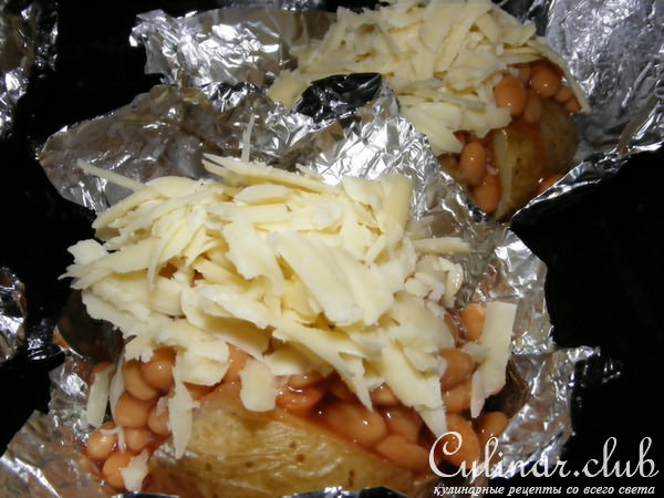      (baked potate with beans and cheese) 