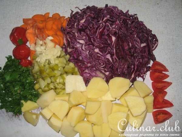Мяско с овощами и с фиолетовой капустой,с солеными огурчиками из рукава.