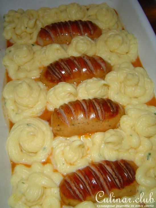 Картофельная запеканка с регенсбургскими колбасками(шпикачками) на капустной подстилке