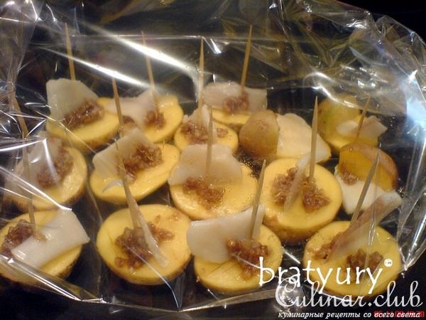 Катера и яхты (картофель с чесноком и салом в духовке в пакете)