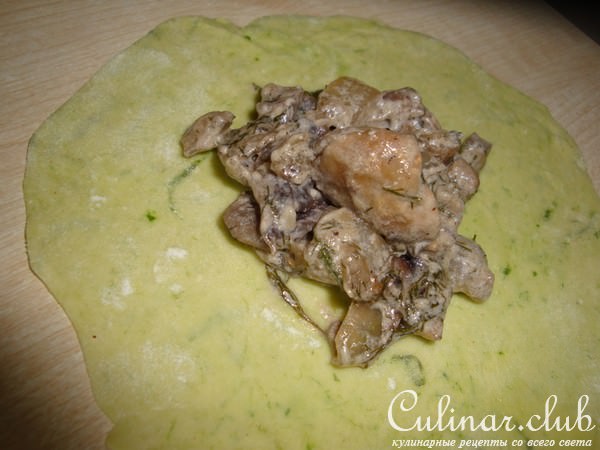 Зелёные пельмени с шампиньонами