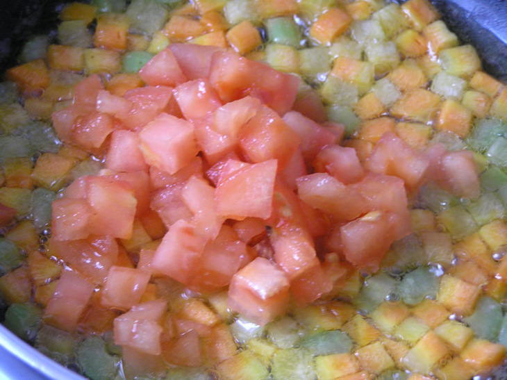 Жареный картофель с овощным рагу и чесноком