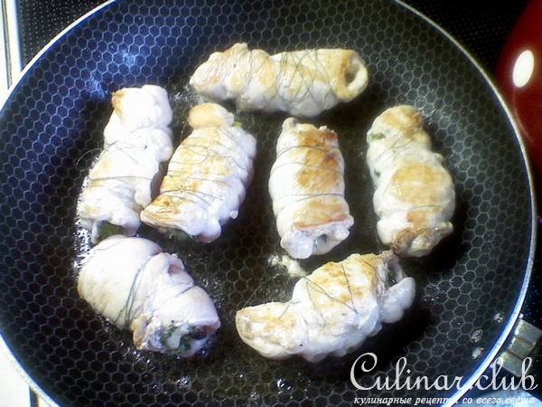 "КУРИНЫЕ РУЛЕТИКИ С ТРАВАМИ И ЧЕРНОСЛИВОМ"