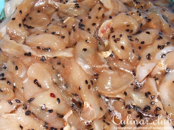 куриное филе, маринованное в красном уксусе, оливковом масле, коричневом сахаре и черном кунжуте