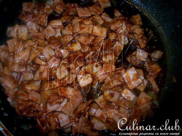 Запеканка из гречки с начинкой, соусом и сырной шапкой