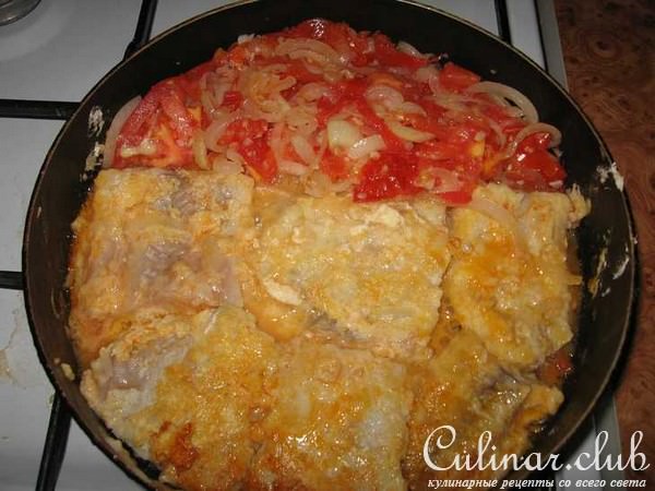 Рыба, запеченная с помидорами и сыром