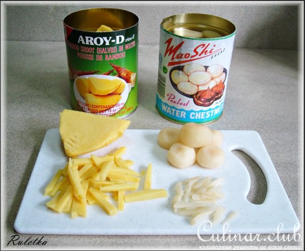 Вьетнамские рулеты из рисовой бумаги с соусом нуок чам.
