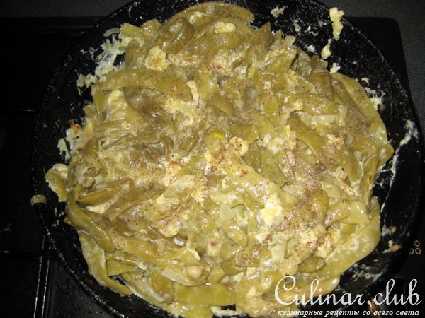 Яичница с зеленой фасолью и зеленью