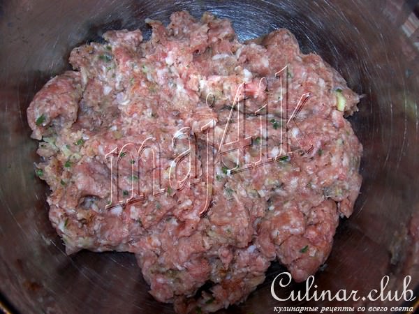 Запечённые рулетики из ветчины с фаршем под соусом и сырной шапкой