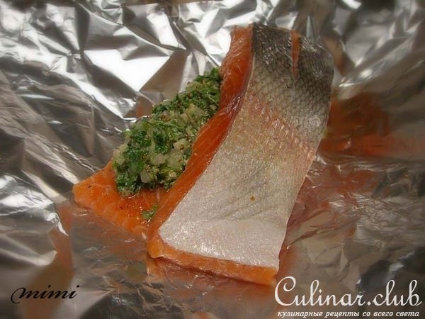 форель с фундуком и беконом
