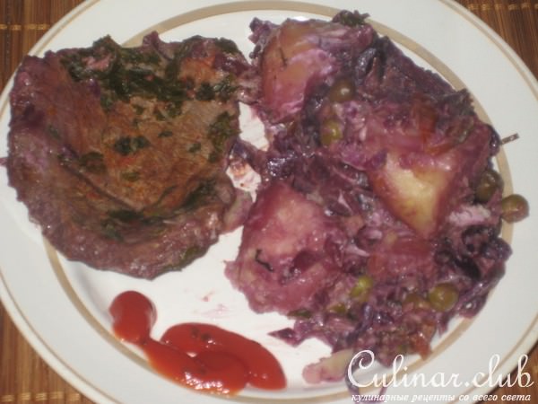 Мяско с овощами и с фиолетовой капустой,с солеными огурчиками из рукава.