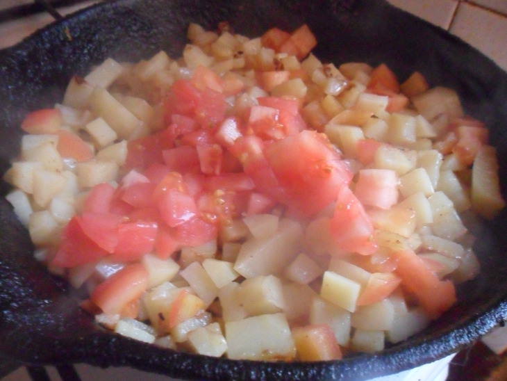 Кальмары с картофелем и помидорами