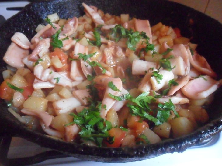 Кальмары с картофелем и помидорами