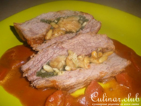 Мясо, фаршированное чесноком и кедровыми орехами в винном соусе