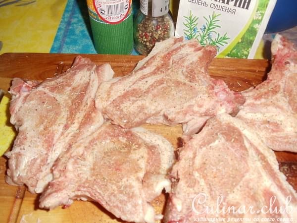 Свинина в сырной корочке с овощными биточками