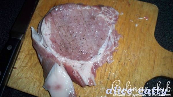 Свиные отбивные на косточке в клюквенном маринаде