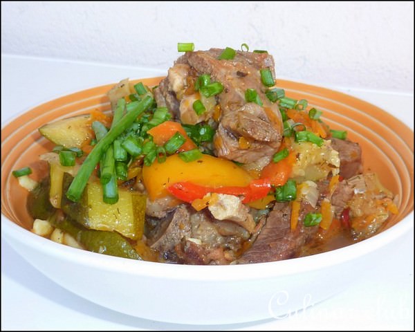Мясо молодого барашка в компании овощей (вариант)