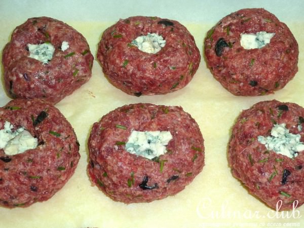 Мясные биточки, фаршированные сыром (Кинокулинарный ФМ)