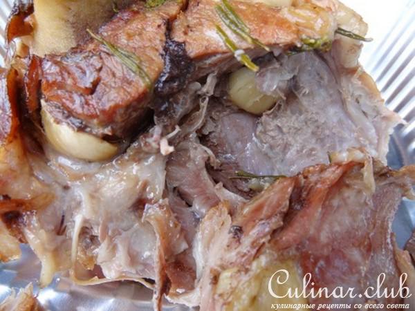 " Кусок Мяса с Розмарином и Чесноком под Банановым Соусом "