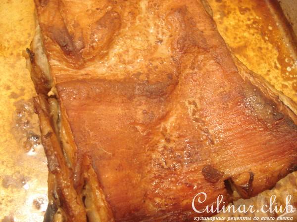 запечённая маринованная свиная грудинка на косточке