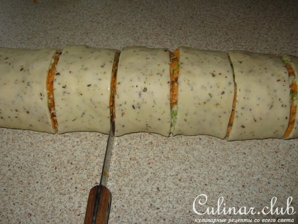 Мясо тушёное с овощными рулетами.