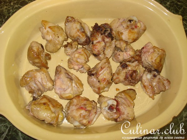 куриные бёдрышки запеченные с помидорами и грибами