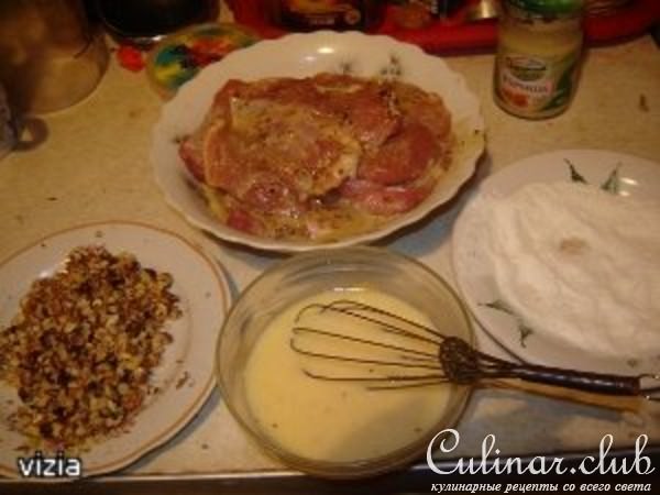 Медальоны из свинины в рубленных орехах