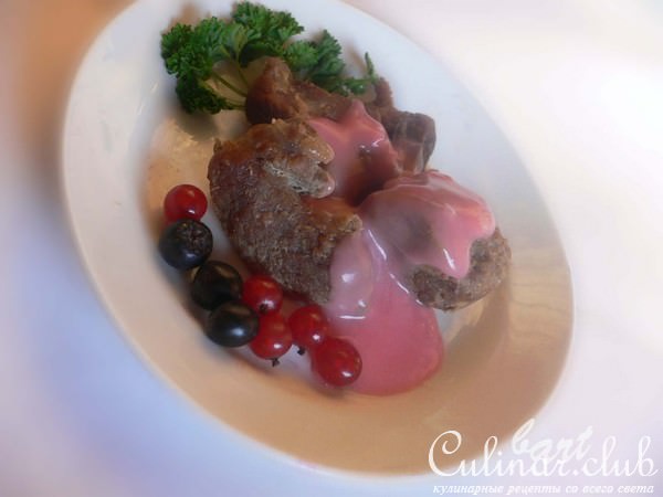 Мясо дикого кабанчика под соусом.