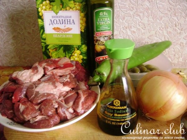 Баранина, тушеная в пикантном соусе с оливками и пастой. Мультиварка.