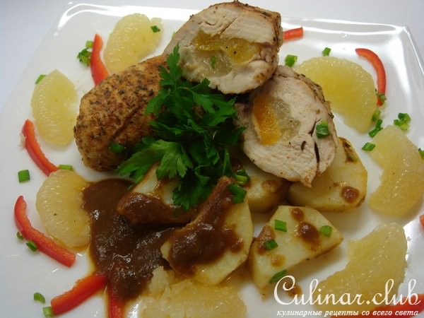 Куриная грудка, фаршированная свити и курагой, приготовленная на пару.