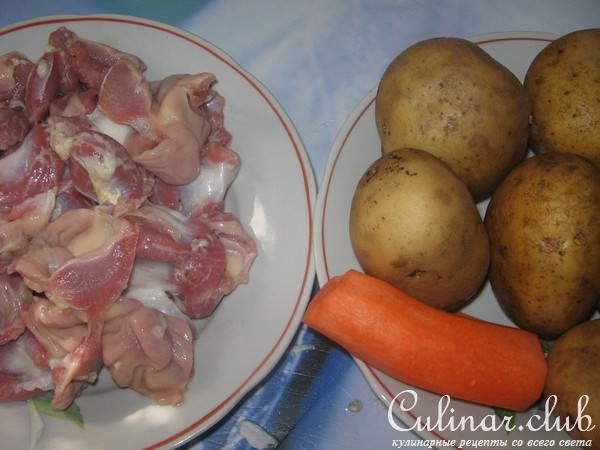 Жаркое в горшочке из куриных желудочков.