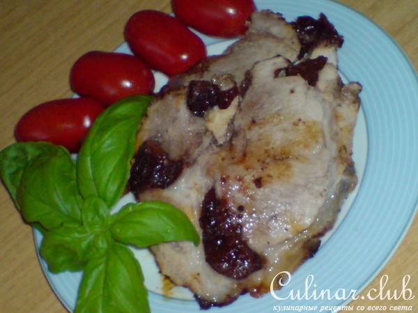Мясо ,запеченное под сметанно-горчичным кремом и нашпигованое черносливом