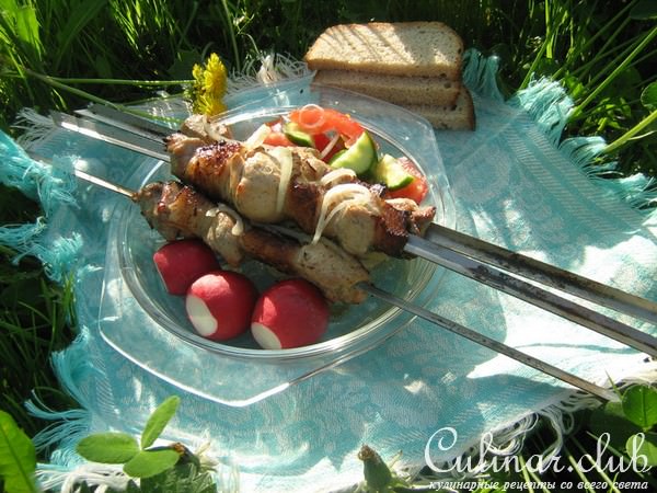 Шашлык-ассорти из курицы и свинины.