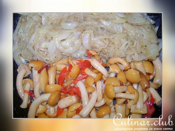 Мясо с черносливом опятами луком в сливочном соусе