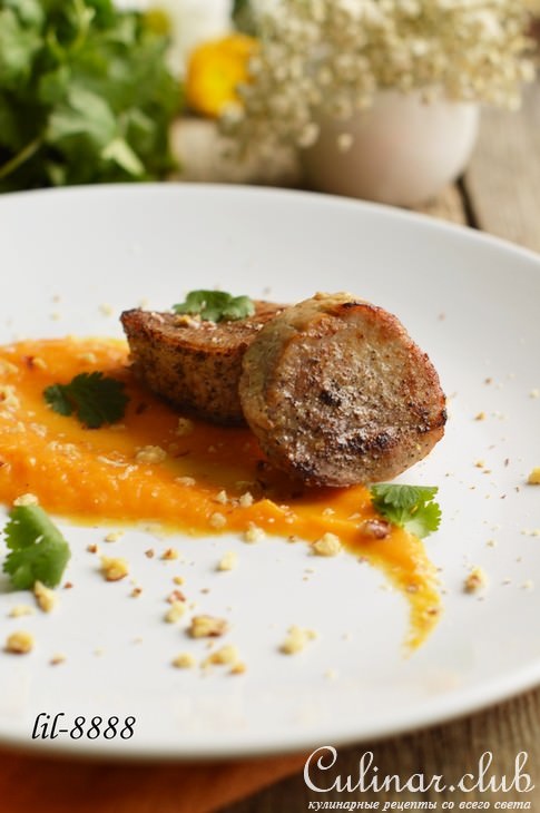 Телятина с тыквенным пюре, грецкими орехами и кинзой.