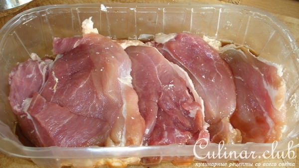 Мясо, запечённое в сметане с айвой