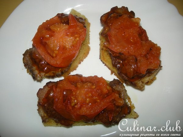 Эскалоп с томатным соусом и чесноком.
