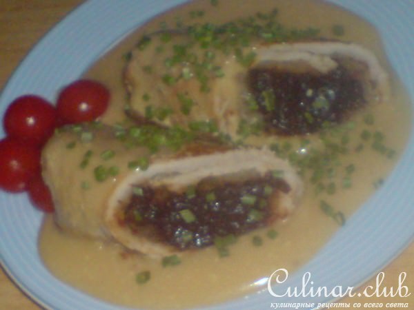 Рулетики из мяса с яблоками и черносливом