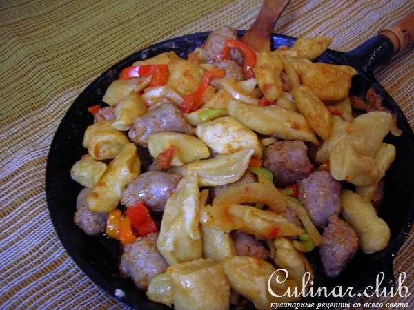 Колбаски с жареными клецками