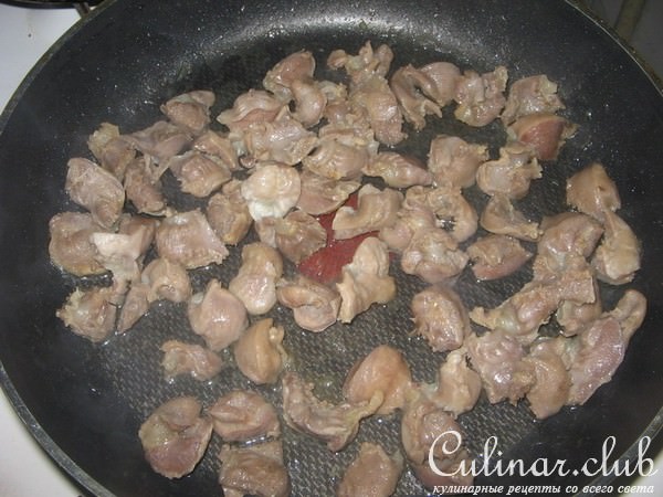 Жаркое в горшочке из куриных желудочков.