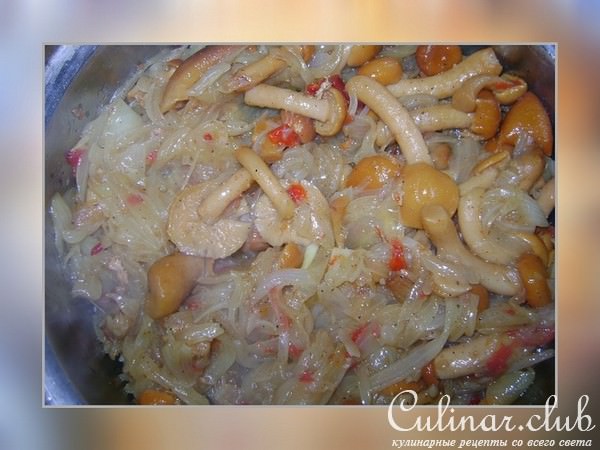 Мясо с черносливом опятами луком в сливочном соусе