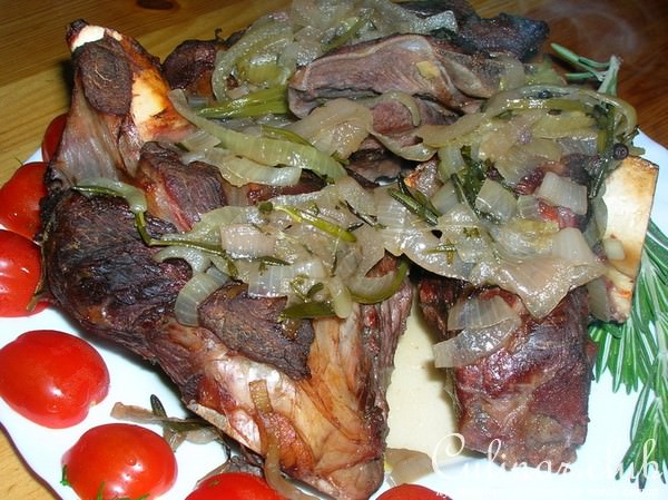 Баранья лопатка с травами в шафранном соусе